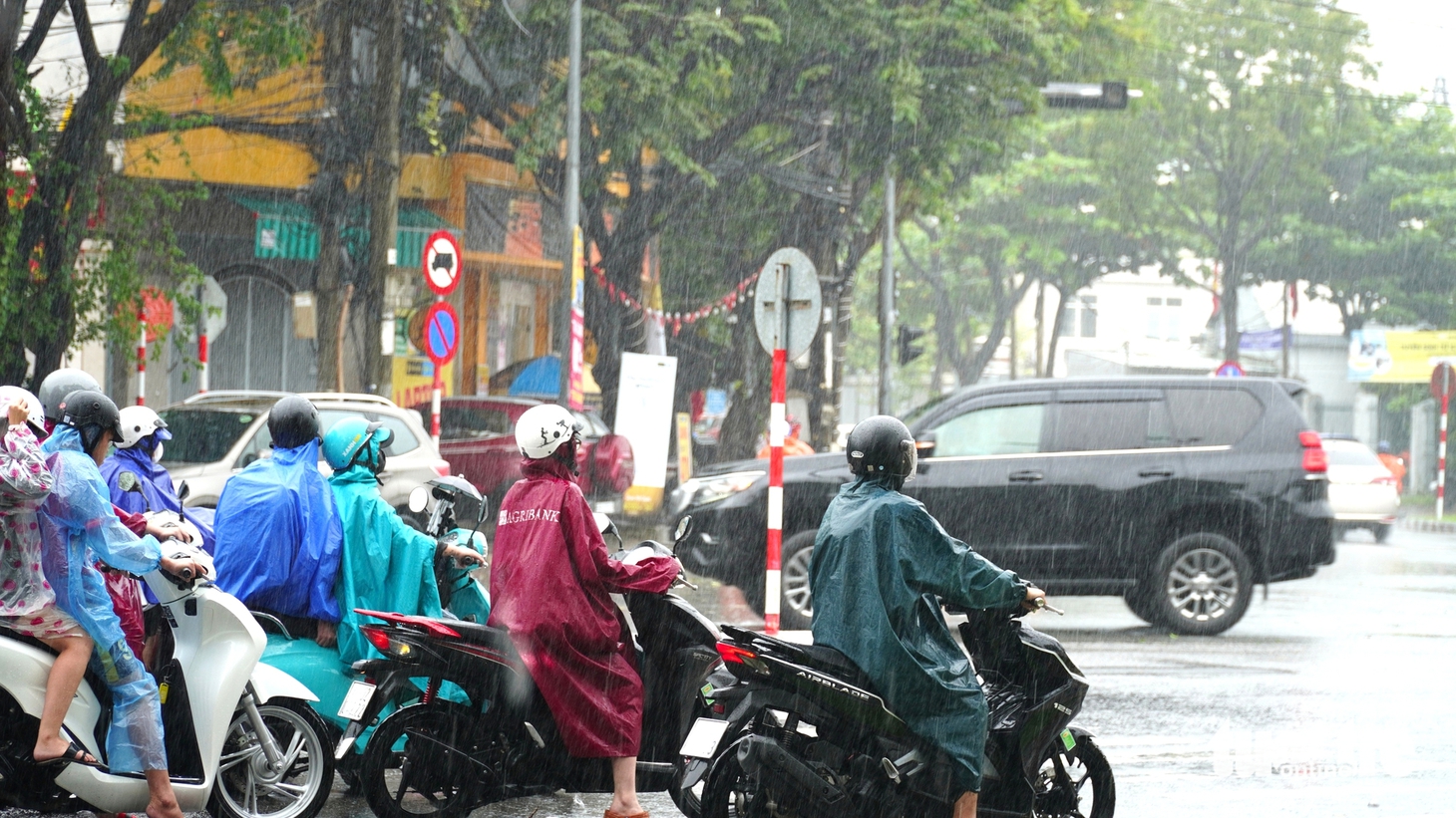 Khách sạn ven biển Đà Nẵng phòng thủ trước bão, chằng chống bằng giàn giáo và bao cát - Ảnh 2.