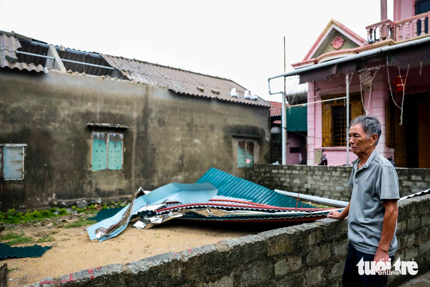 Đau xót nhìn ngôi làng ven biển tan hoang sau bão Bualoi - Ảnh 8.