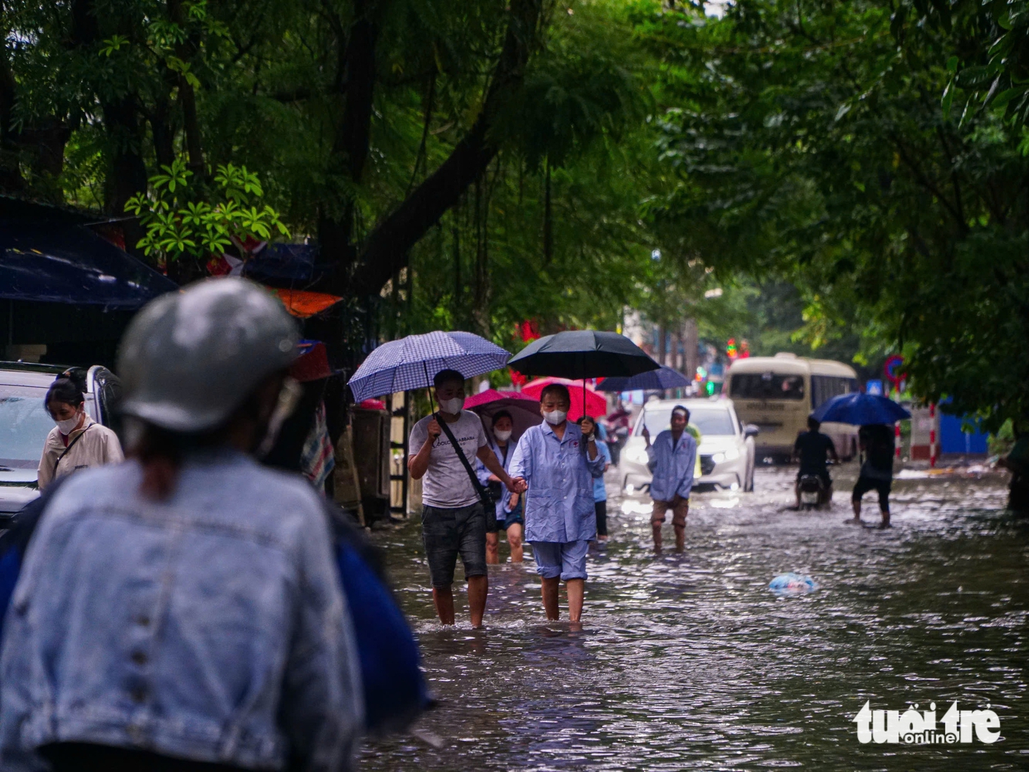 Mưa to cả ngày, phố phường Hà Nội ngập sâu - Ảnh 12.