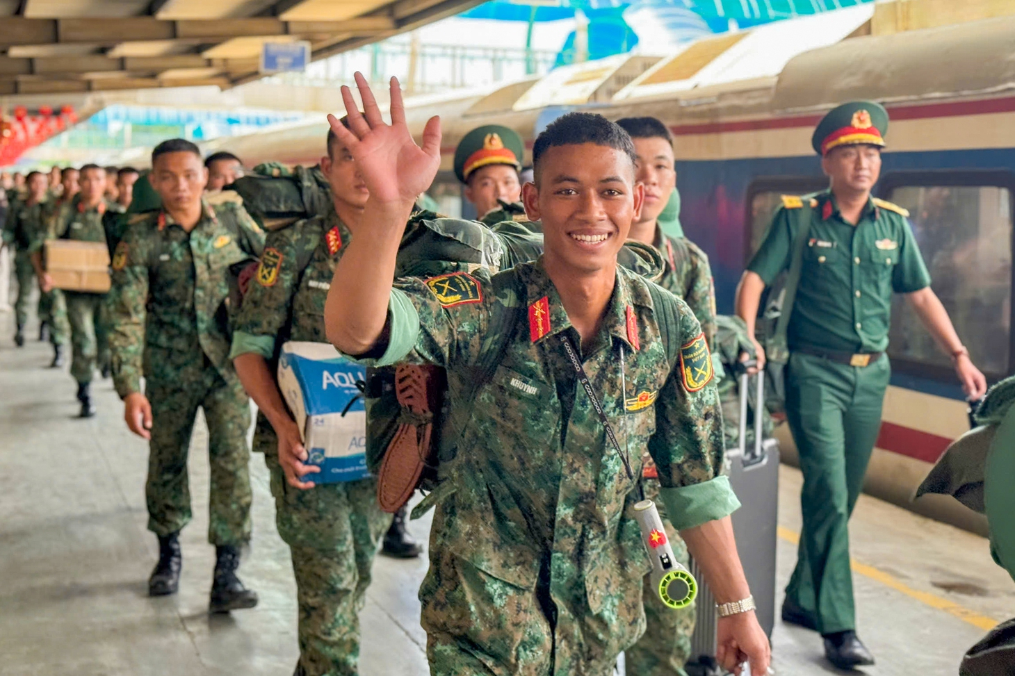 Tàu rời ga đưa các chiến sĩ A80 trở về trong vòng tay yêu thương, ‘kết trái tim’ với nhân dân - Ảnh 10.