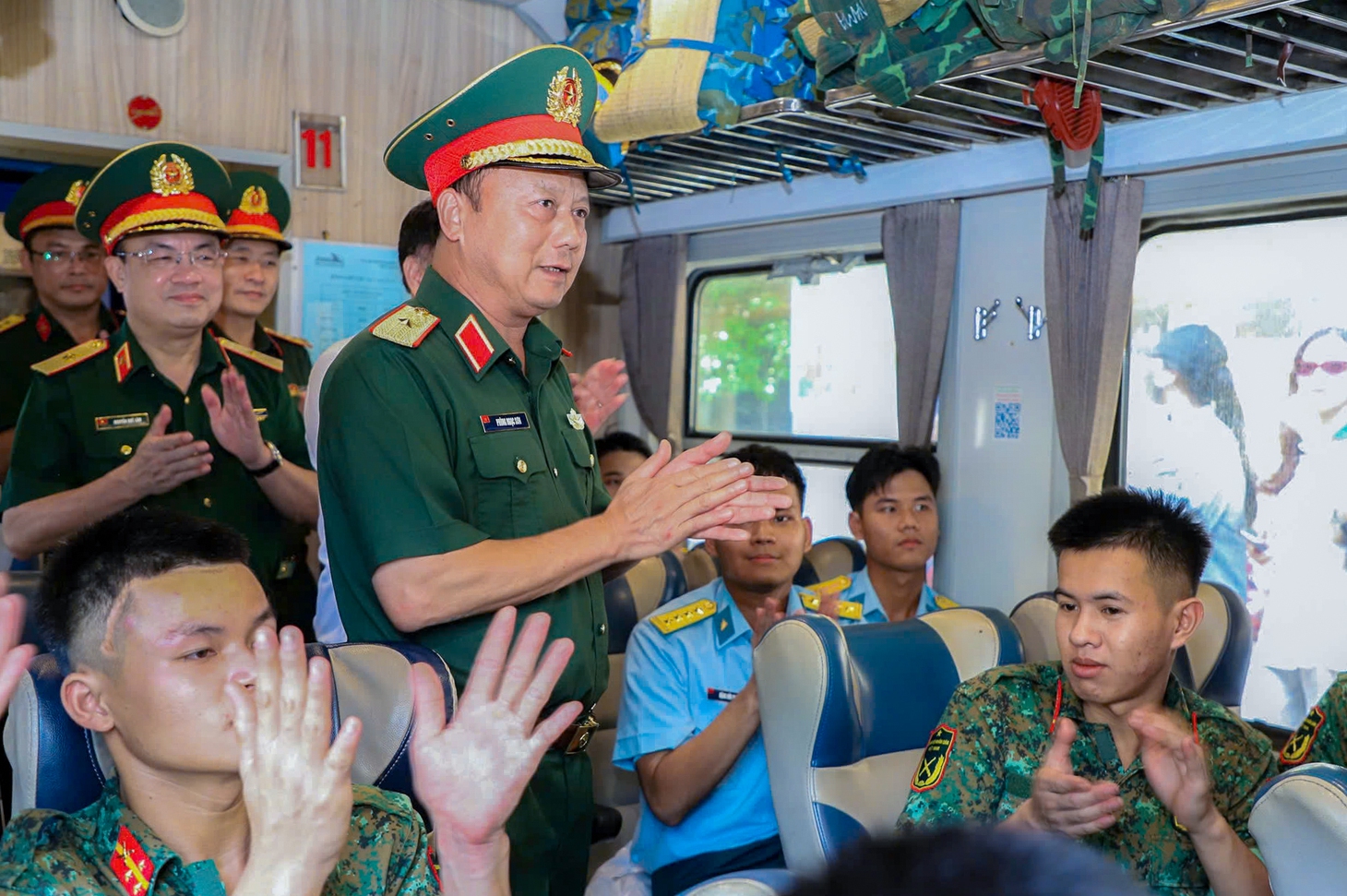 Tàu rời ga đưa các chiến sĩ A80 trở về trong vòng tay yêu thương, ‘kết trái tim’ với nhân dân - Ảnh 2.