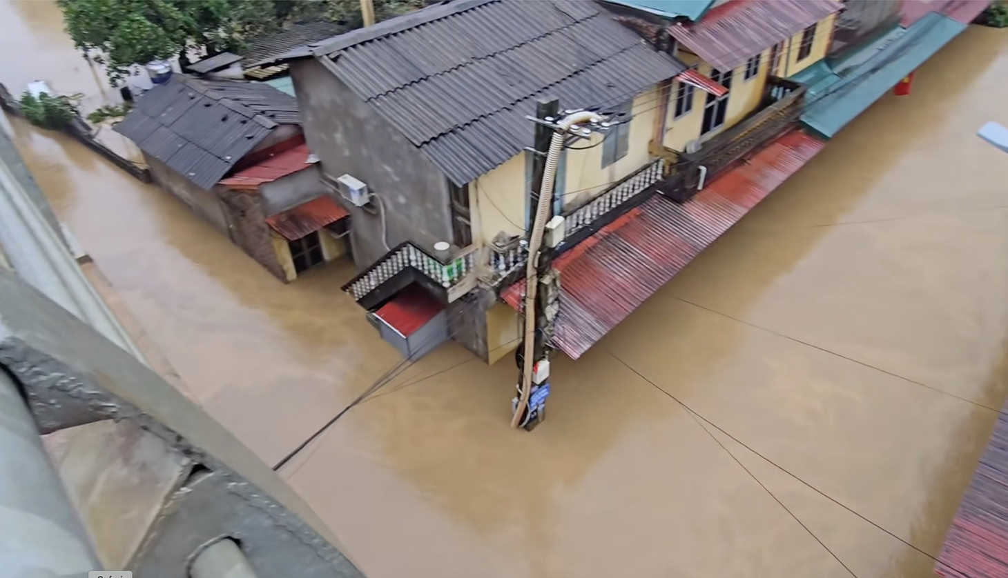 Sau một đêm, lũ trên sông Hồng dâng tới nóc nhà dân - Ảnh 9.