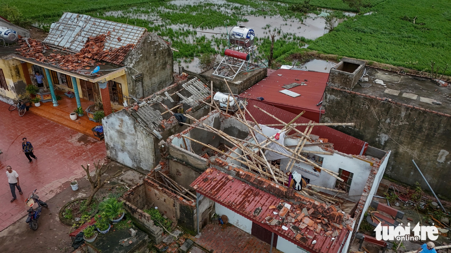 Khung cảnh tan hoang sau cơn lốc xoáy ở Ninh Bình - Ảnh 6.