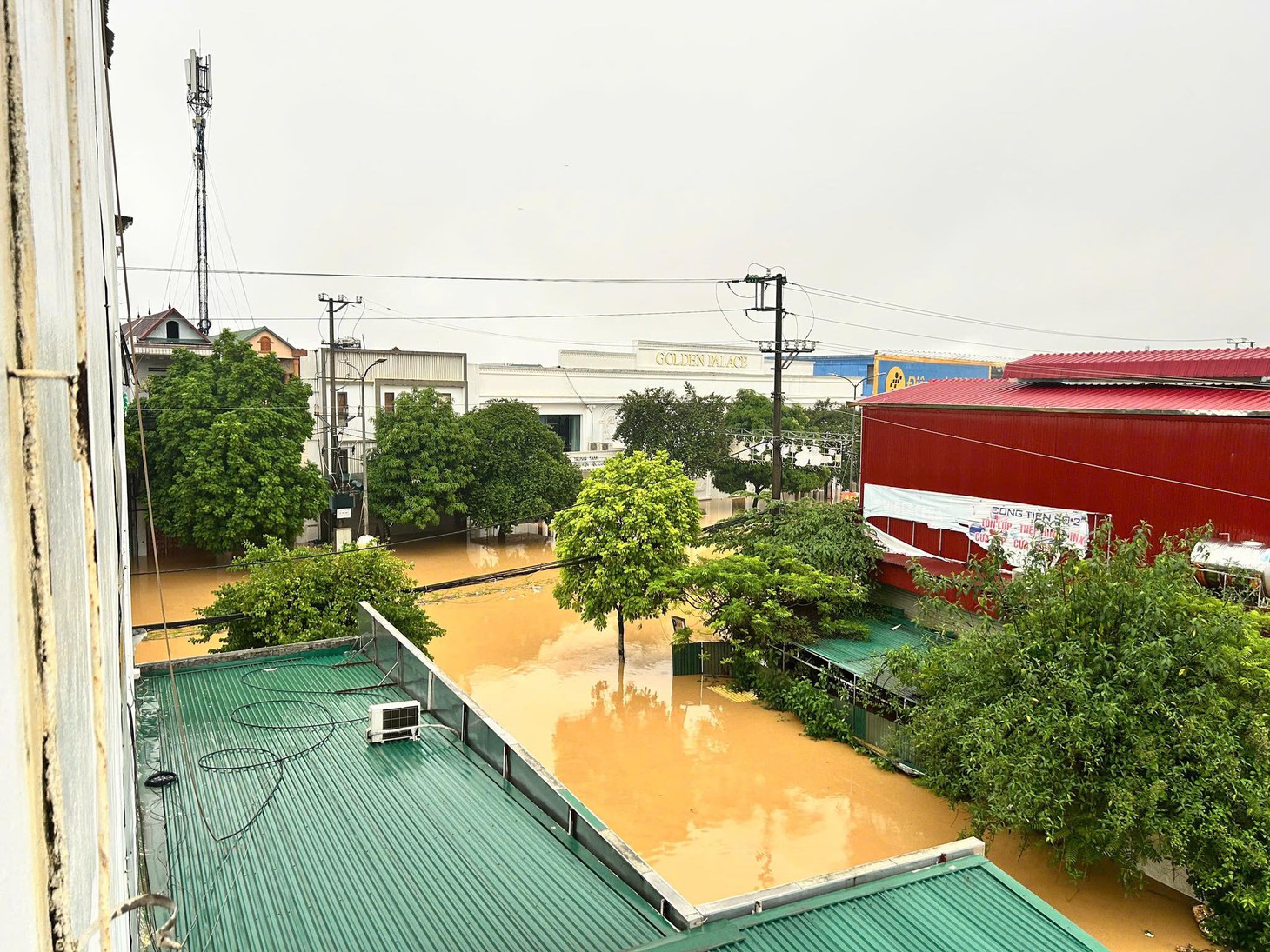 Sau một đêm, lũ trên sông Hồng dâng tới nóc nhà dân - Ảnh 7.