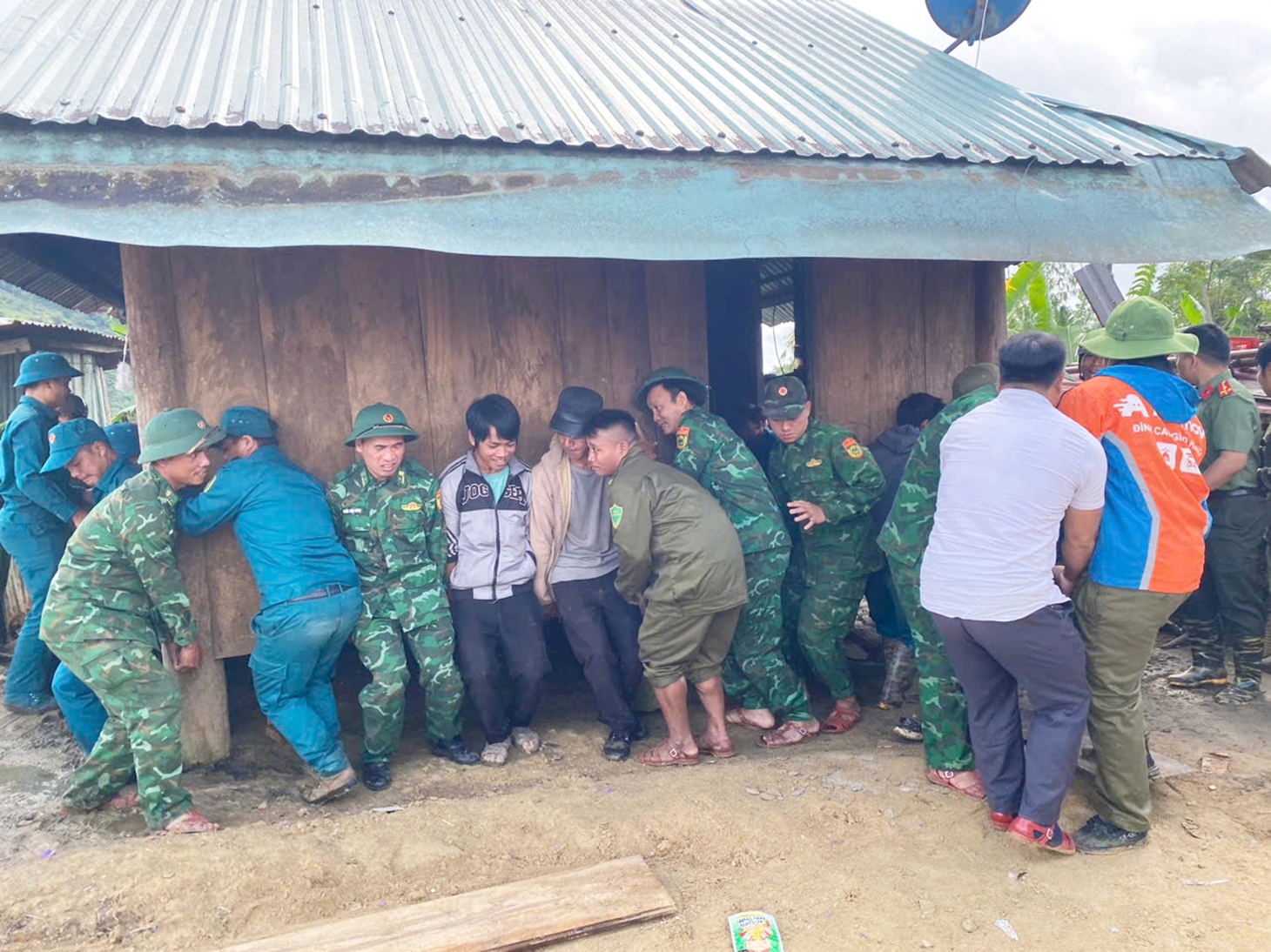 Bộ đội biên phòng, công an, dân quân khiêng 7 căn nhà vùng sạt lở đến nơi an toàn như 'thần đèn' - Ảnh 1.