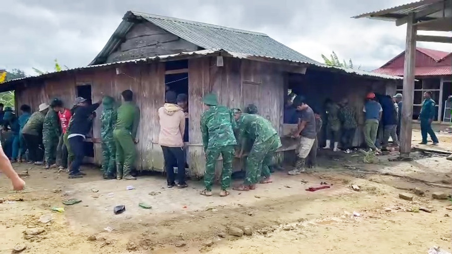Bộ đội biên phòng, công an, dân quân khiêng 7 căn nhà vùng sạt lở đến nơi an toàn như 'thần đèn' - Ảnh 8.