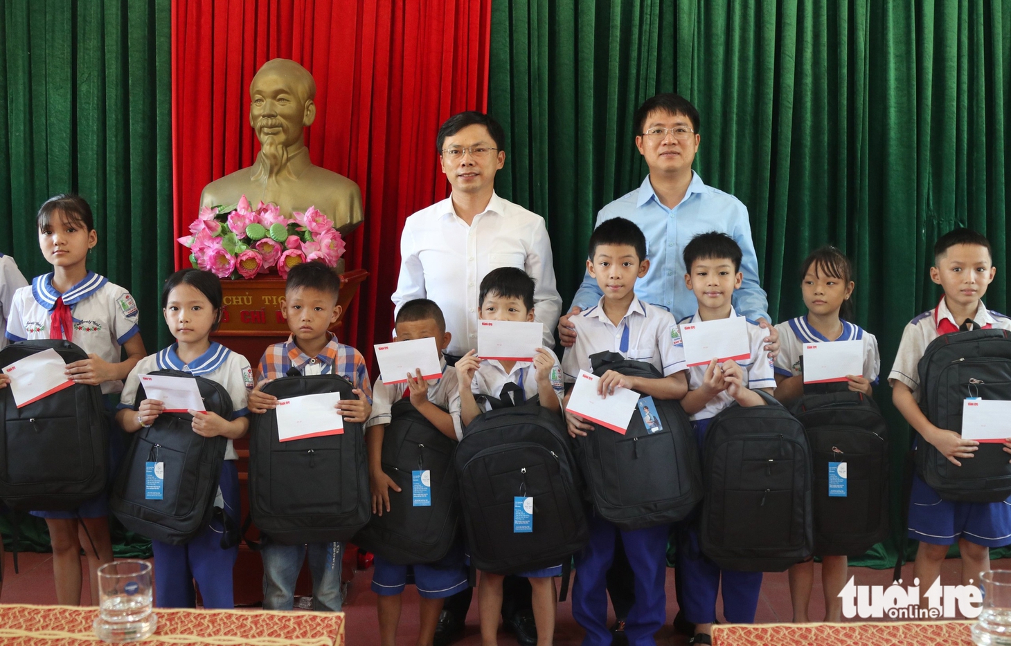 Nữ sinh vùng bão xúc động khi có học bổng: Tựu trường, chưa có quần áo, sách vở mới, em buồn lắm... - Ảnh 15.