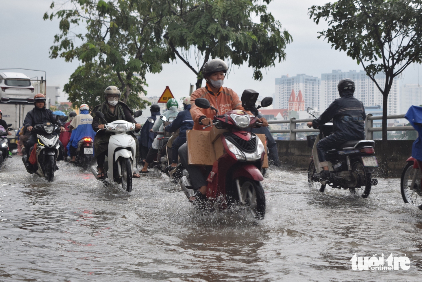 Triều cường kết hợp mưa gây ngập, người dân TP.HCM bì bõm giờ tan tầm - Ảnh 2.