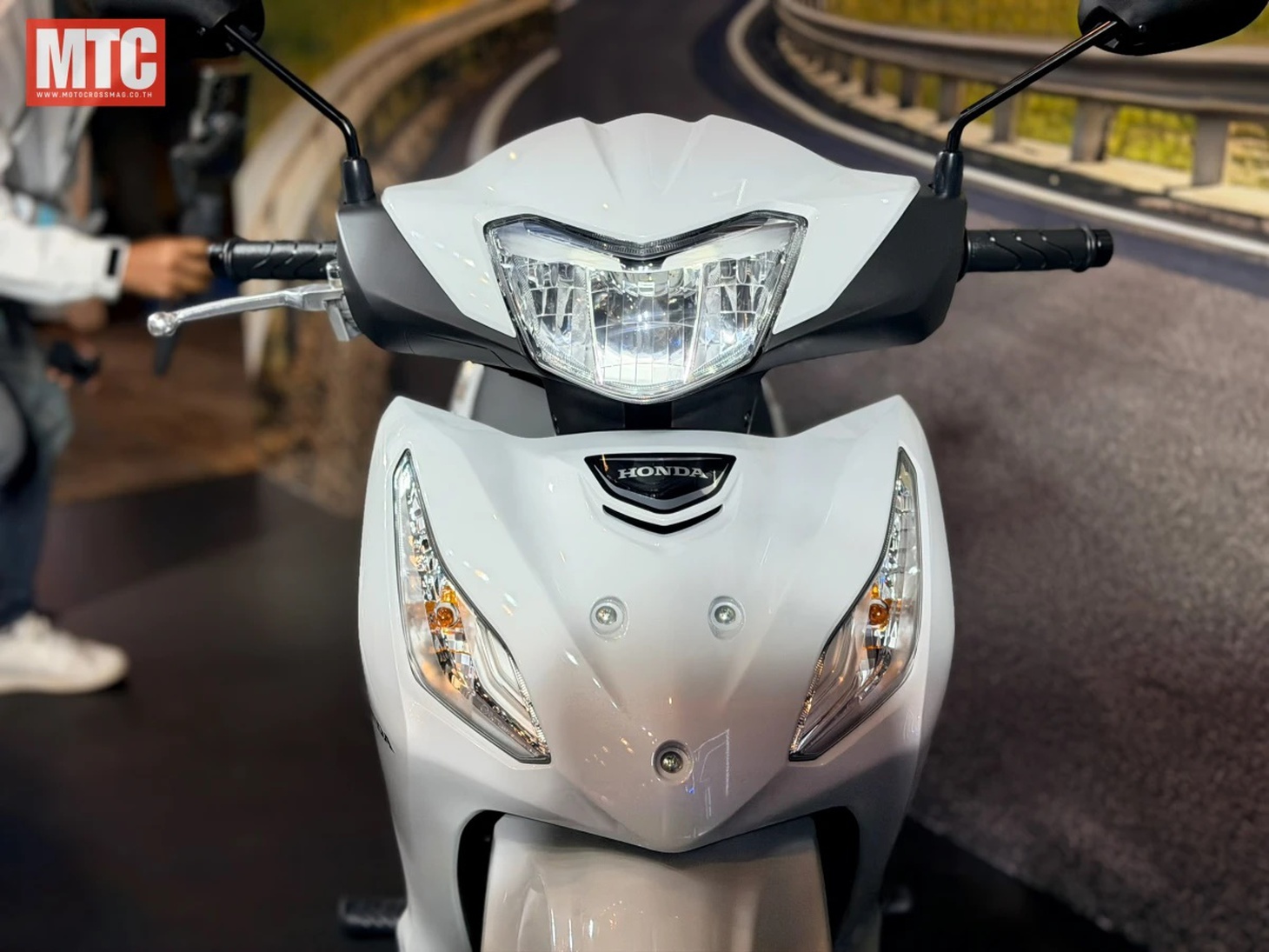Honda Wave 110 2026 ra mắt: Là thế hệ mới, phanh CBS, cốp đủ để mũ bảo hiểm, giá quy đổi từ 33 triệu - Ảnh 3.