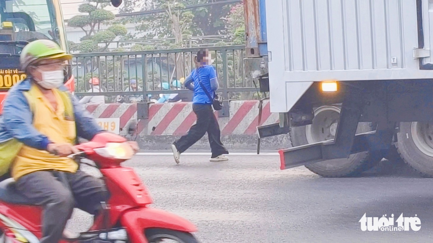 'Thót tim' cảnh hàng chục người trèo rào dải phân cách băng qua quốc lộ 1 cũ - Ảnh 3.