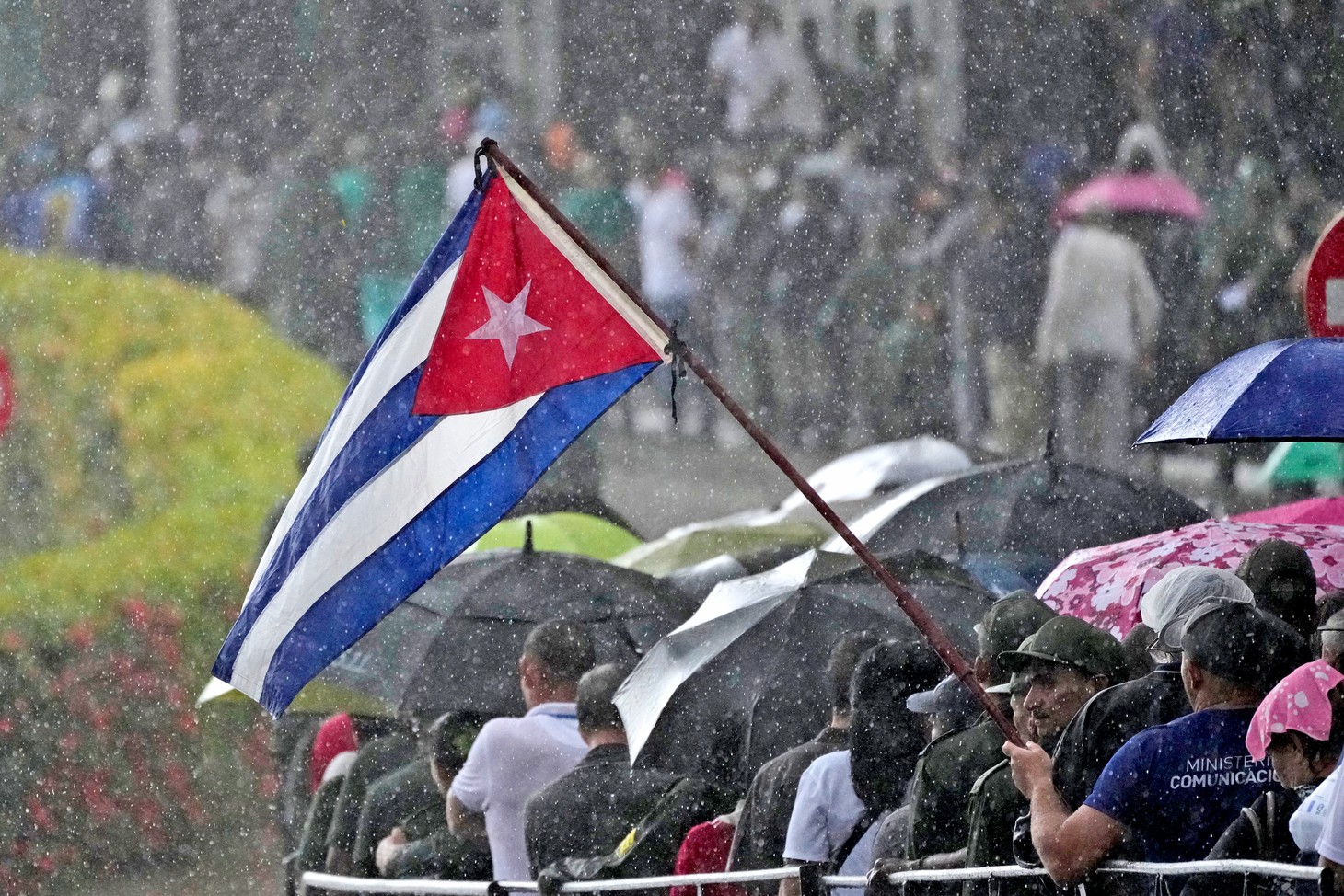 Người dân Cuba đội mưa tiễn biệt 32 binh sĩ tử trận trong chiến dịch Mỹ bắt giữ ông Maduro - Ảnh 1.