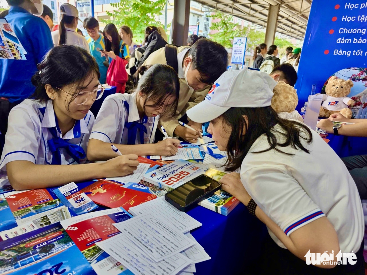Học sinh mê các gian tư vấn tuyển sinh 'vừa được giải đáp, vừa nhận quà' - Ảnh 1.