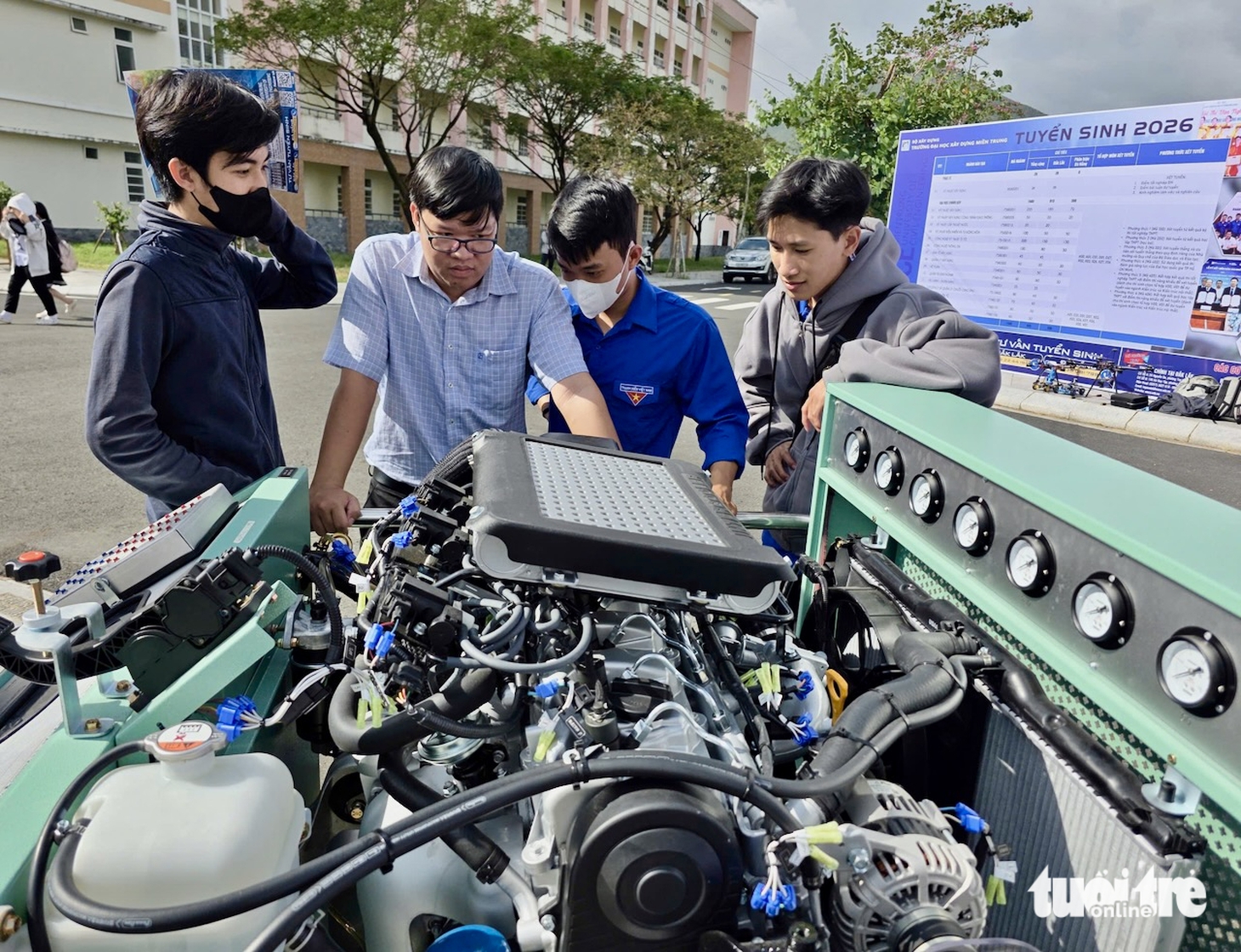 Học sinh mê các gian tư vấn tuyển sinh 'vừa được giải đáp, vừa nhận quà' - Ảnh 10.