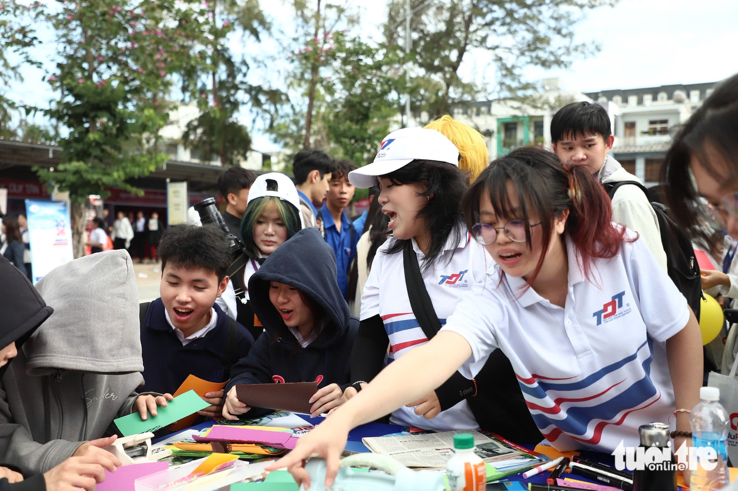 Học sinh mê các gian tư vấn tuyển sinh 'vừa được giải đáp, vừa nhận quà' - Ảnh 13.
