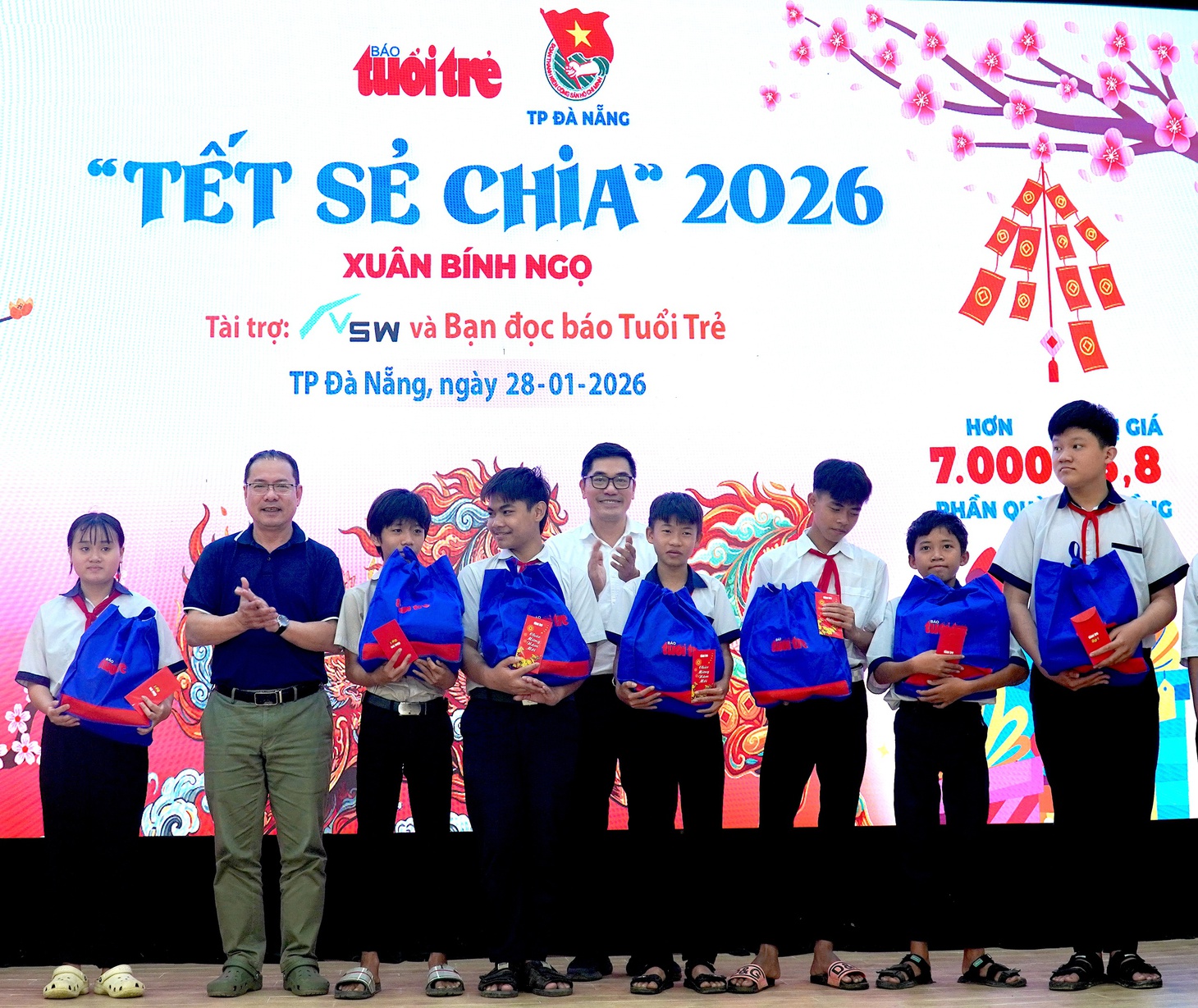 Báo Tuổi Trẻ mang 500 phần quà 'Tết sẻ chia' đến với học trò miền núi Đà Nẵng - Ảnh 8.