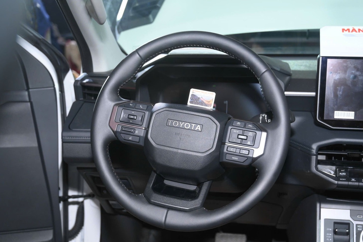 Chi tiết Toyota Hilux 2026 ra mắt Việt Nam: Giá từ 632 triệu, nội thất gợi nhớ Prado, có ADAS - Ảnh 8.