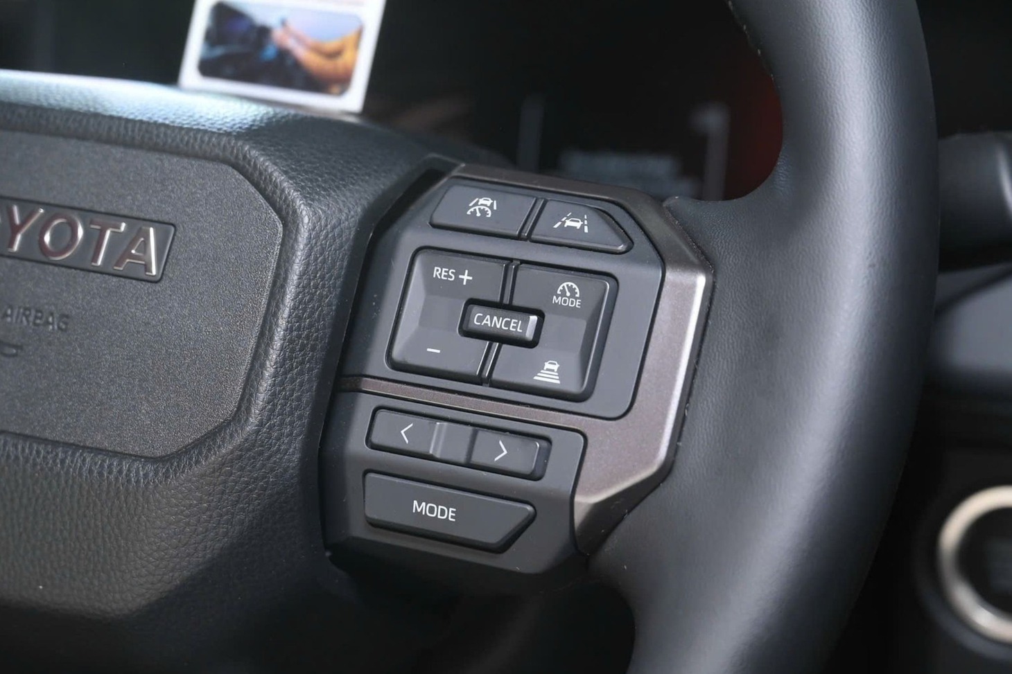 Chi tiết Toyota Hilux 2026 ra mắt Việt Nam: Giá từ 632 triệu, nội thất gợi nhớ Prado, có ADAS - Ảnh 9.