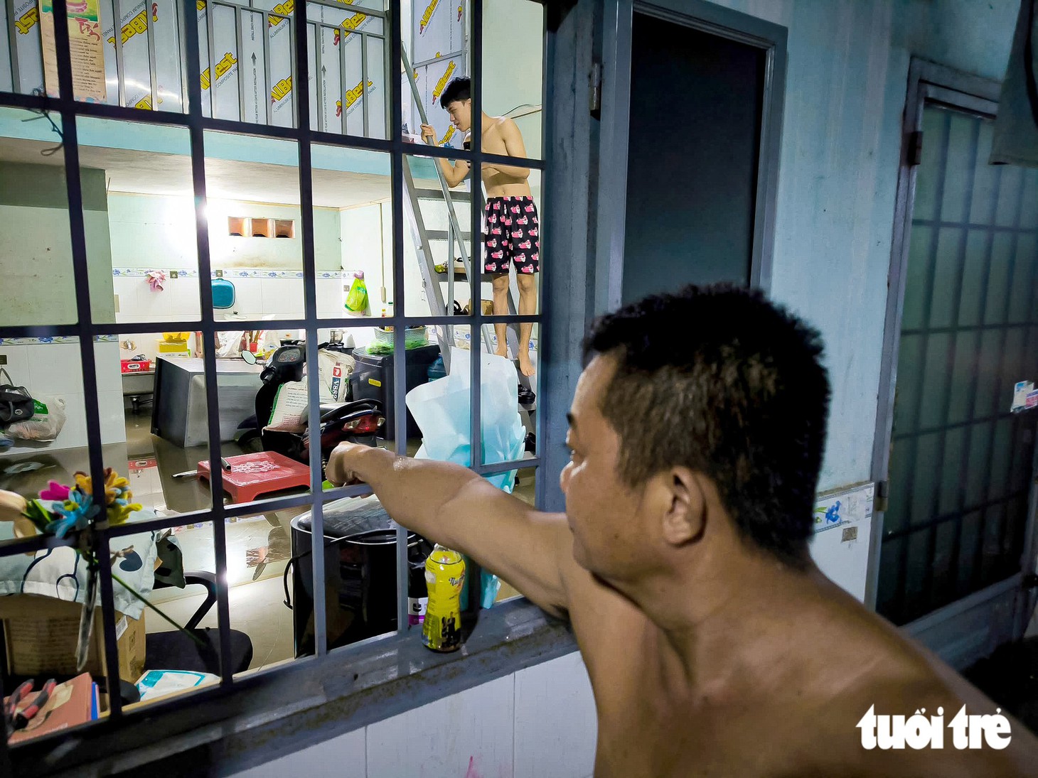 Nước từ rạch bất ngờ ùa vào, nửa đêm hàng trăm nhà dân phường Thủ Đức ngập sâu - Ảnh 2.