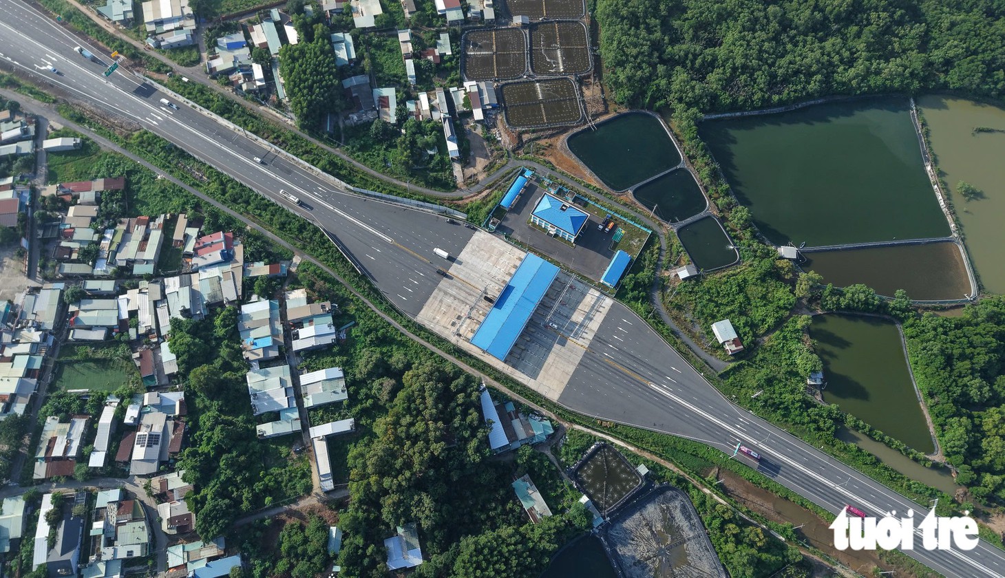 Cao tốc Bến Lức - Long Thành ngày đầu thông xe toàn tuyến: Xe chạy xuyên rừng ngập mặn, tài xế thảnh thơi né kẹt xe - Ảnh 4.