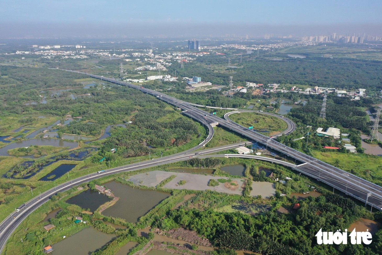 Cao tốc Bến Lức - Long Thành ngày đầu thông xe toàn tuyến: Xe chạy xuyên rừng ngập mặn, tài xế thảnh thơi né kẹt xe - Ảnh 7.