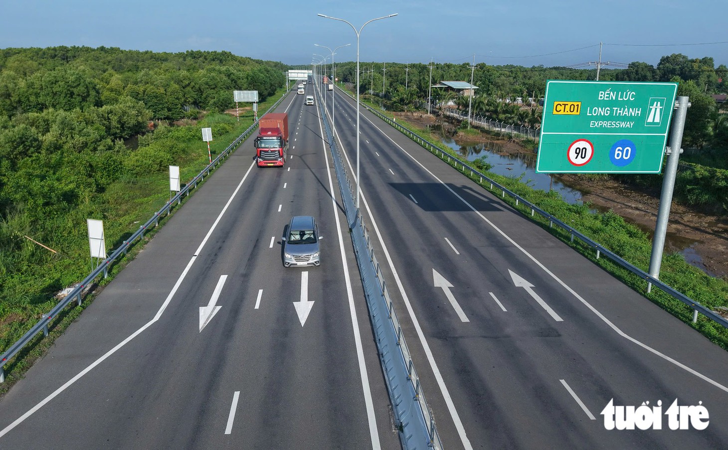 Cao tốc Bến Lức - Long Thành ngày đầu thông xe toàn tuyến: Xe chạy xuyên rừng ngập mặn, tài xế thảnh thơi né kẹt xe - Ảnh 10.