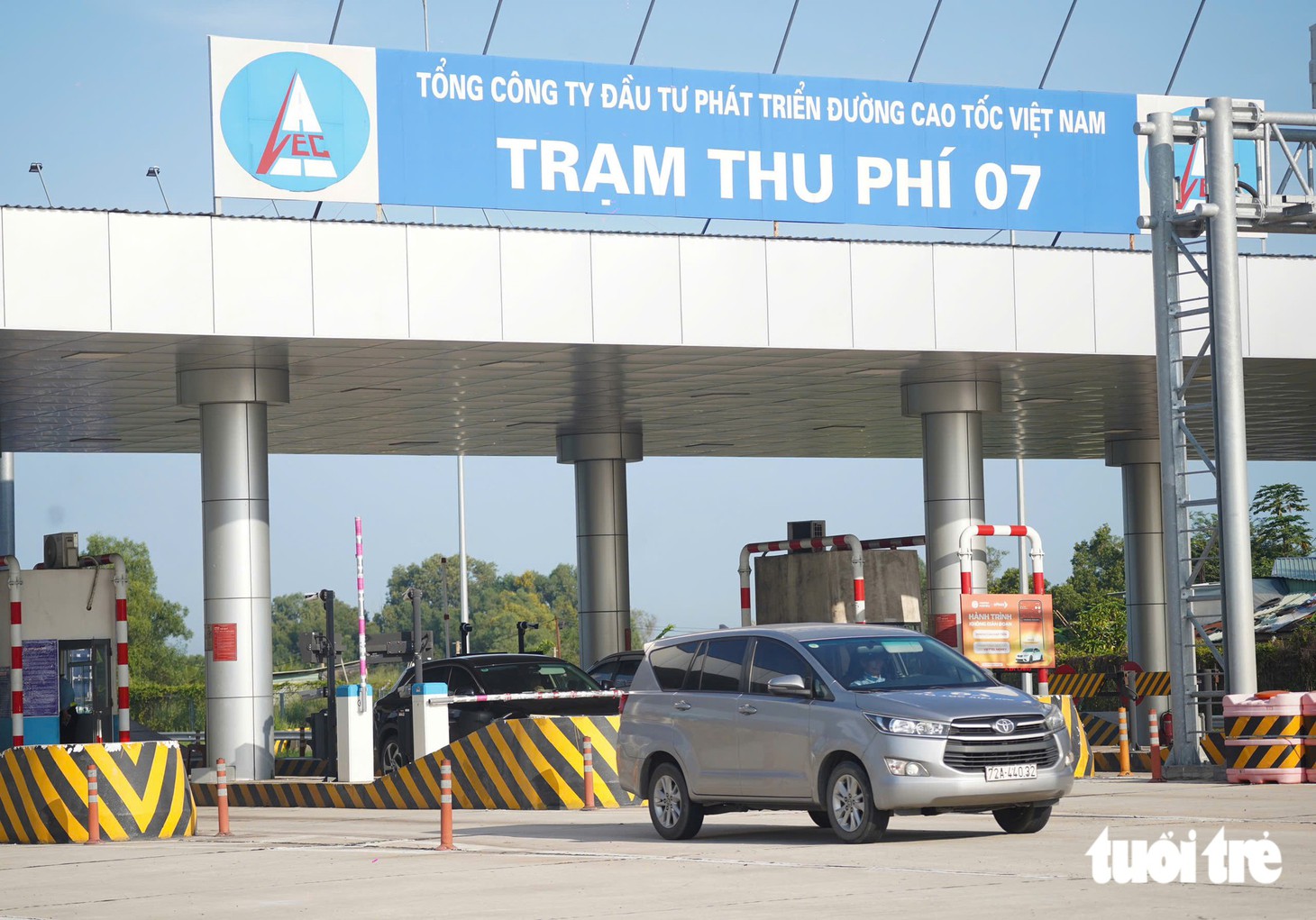 Cao tốc Bến Lức - Long Thành ngày đầu thông xe toàn tuyến: Xe chạy xuyên rừng ngập mặn, tài xế thảnh thơi né kẹt xe - Ảnh 12.