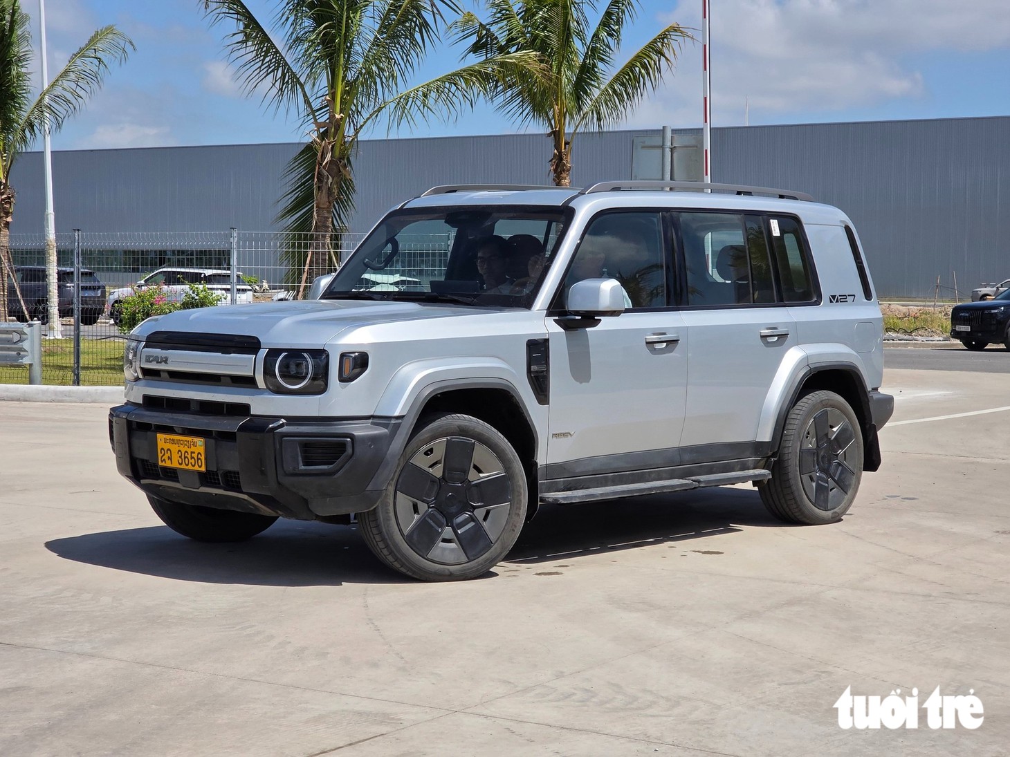 Cận cảnh xe điện sạc xăng sắp vào Việt Nam: Lớn hơn Land Cruiser, đầy bình đi 1.000km - Ảnh 1.