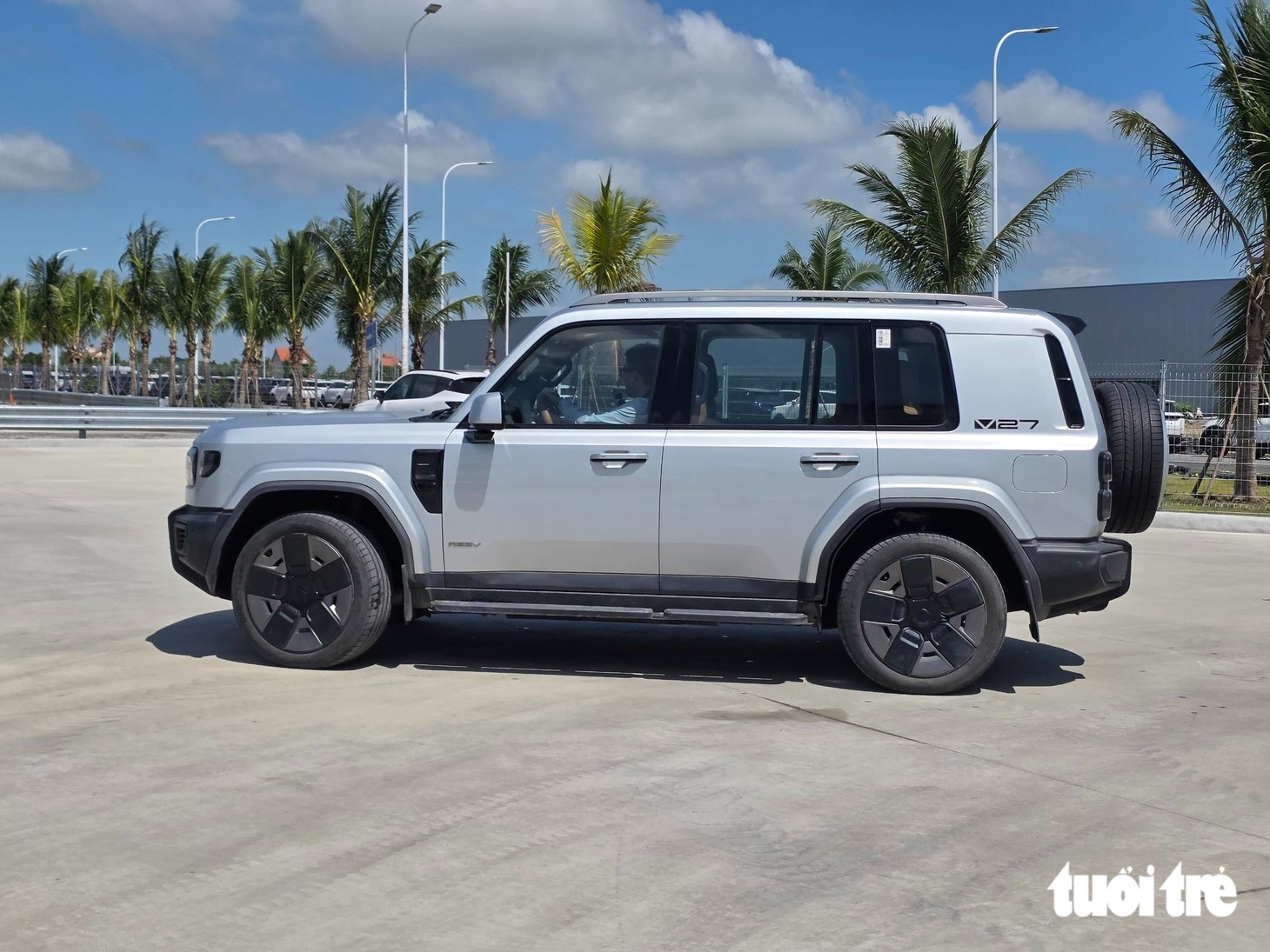 Cận cảnh xe điện sạc xăng sắp vào Việt Nam: Lớn hơn Land Cruiser, đầy bình đi 1.000km - Ảnh 2.