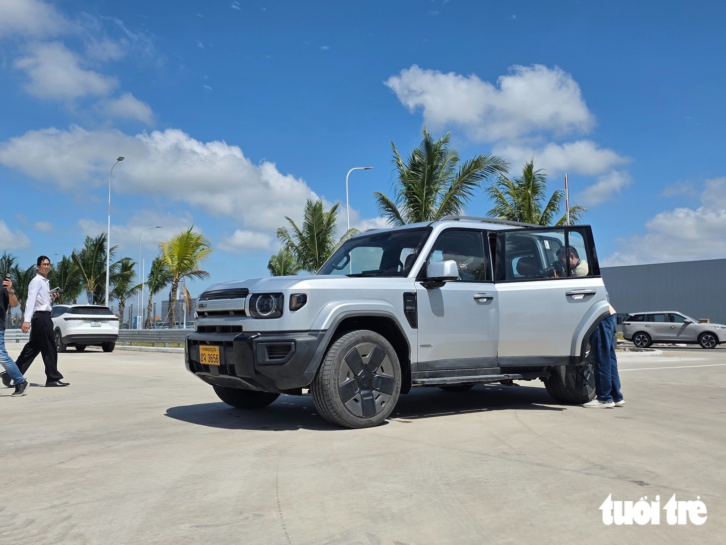 Cận cảnh xe điện sạc xăng sắp vào Việt Nam: Lớn hơn Land Cruiser, đầy bình đi 1.000km - Ảnh 18.