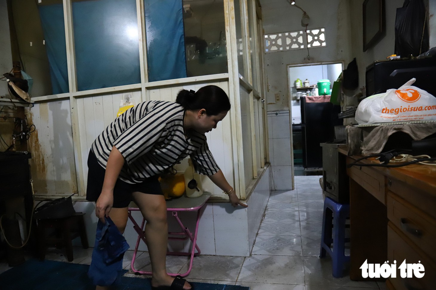 Sau trận mưa ngập kỷ lục, đường Phan Huy Ích rút nước, người dân tất bật dọn nhà - Ảnh 3.