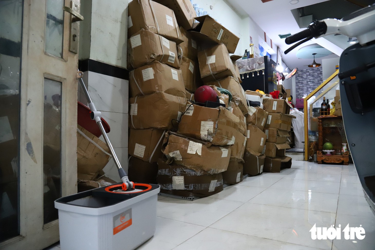 Sau trận mưa ngập kỷ lục, đường Phan Huy Ích rút nước, người dân tất bật dọn nhà - Ảnh 4.