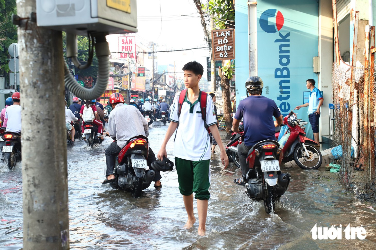 Sau trận mưa ngập kỷ lục, đường Phan Huy Ích rút nước, người dân tất bật dọn nhà - Ảnh 11.
