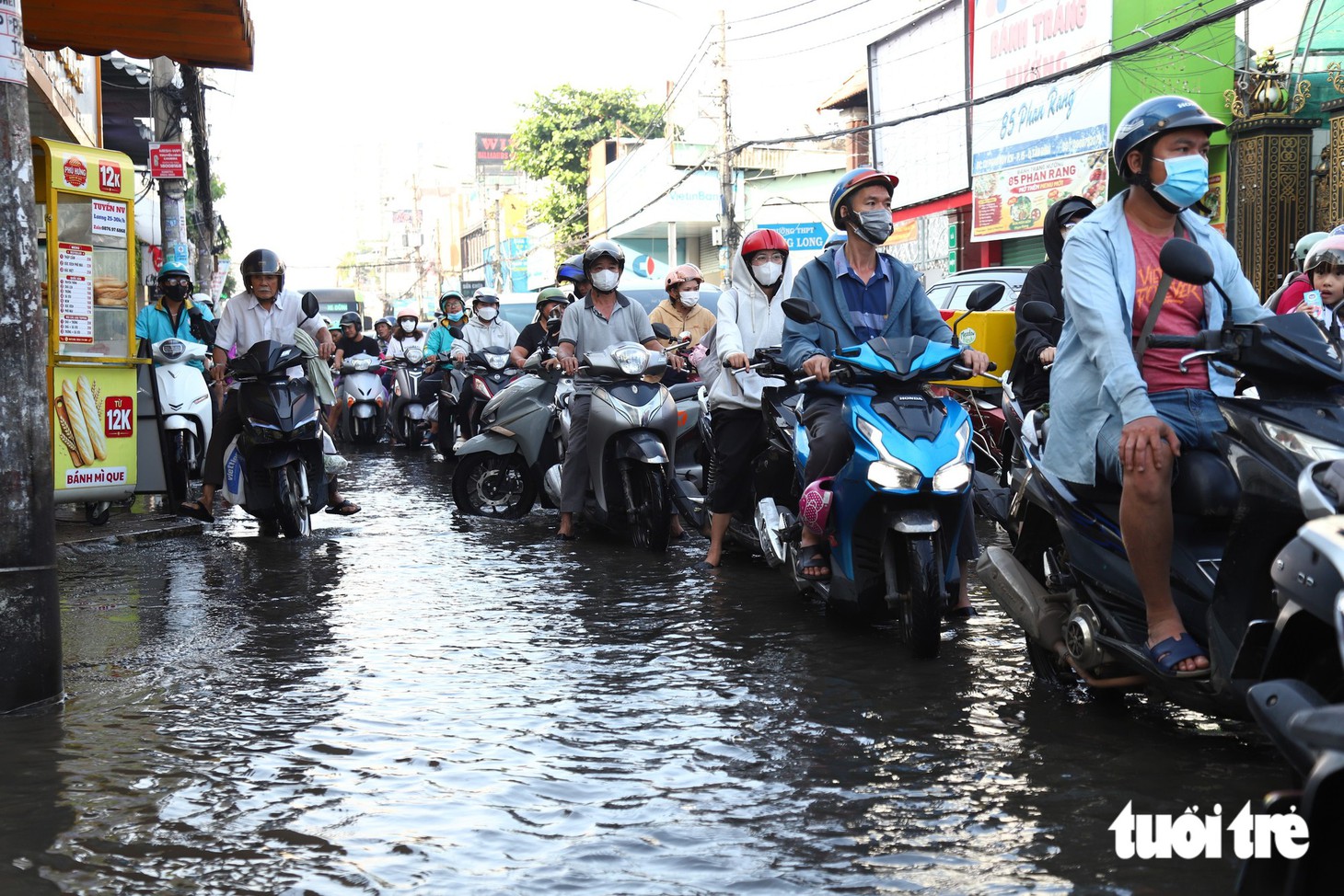 Sau trận mưa ngập kỷ lục, đường Phan Huy Ích rút nước, người dân tất bật dọn nhà - Ảnh 12.