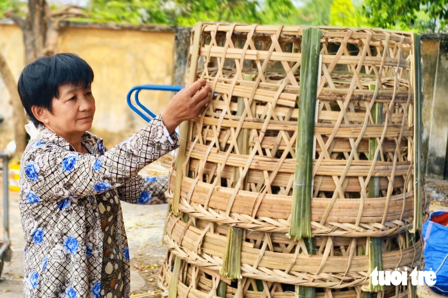 Nghề đan giỏ trạc ở Xuân Thới Sơn được công nhận là nghề truyền thống TP.HCM - Ảnh 3.