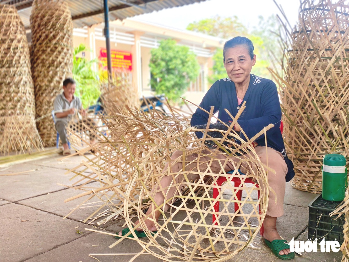 Nghề đan giỏ trạc ở Xuân Thới Sơn được công nhận là nghề truyền thống TP.HCM - Ảnh 2.