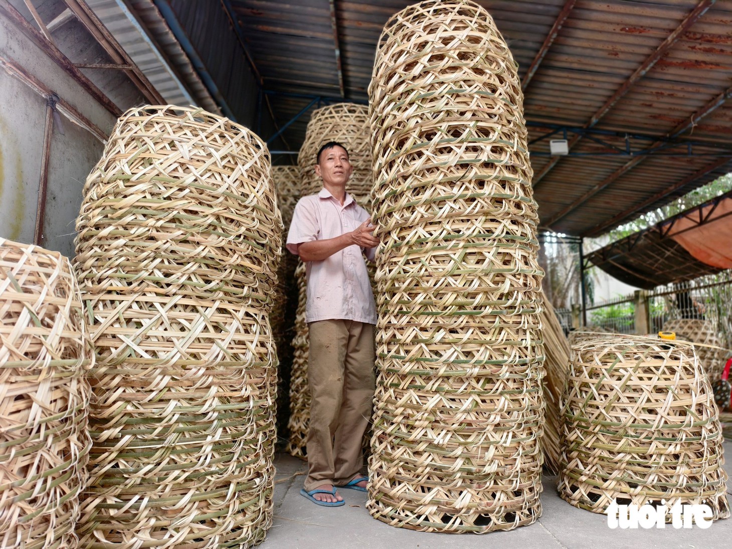 Nghề đan giỏ trạc ở Xuân Thới Sơn được công nhận là nghề truyền thống TP.HCM - Ảnh 4.