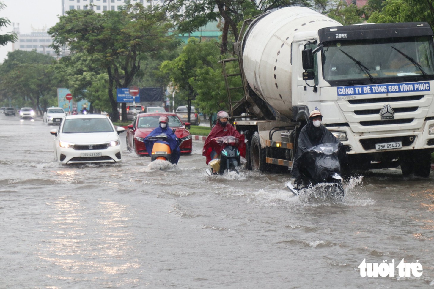 Mưa xuyên đêm, nhiều tuyến phố ở Vinh ngập sâu, phải lắp máy bơm dã chiến - Ảnh 5.