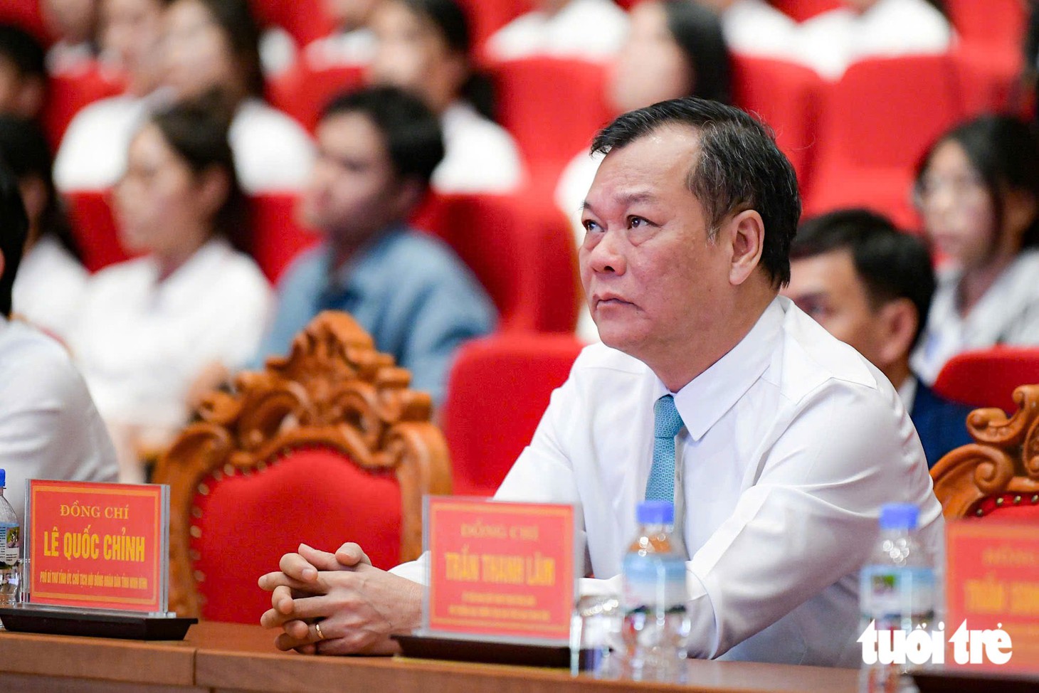 Tặng 50 triệu đồng cho nữ SV mất mẹ, bố bệnh tâm thần, mỗi ngày may 500 chiếc khăn kiếm 50.000 đồng - Ảnh 3.