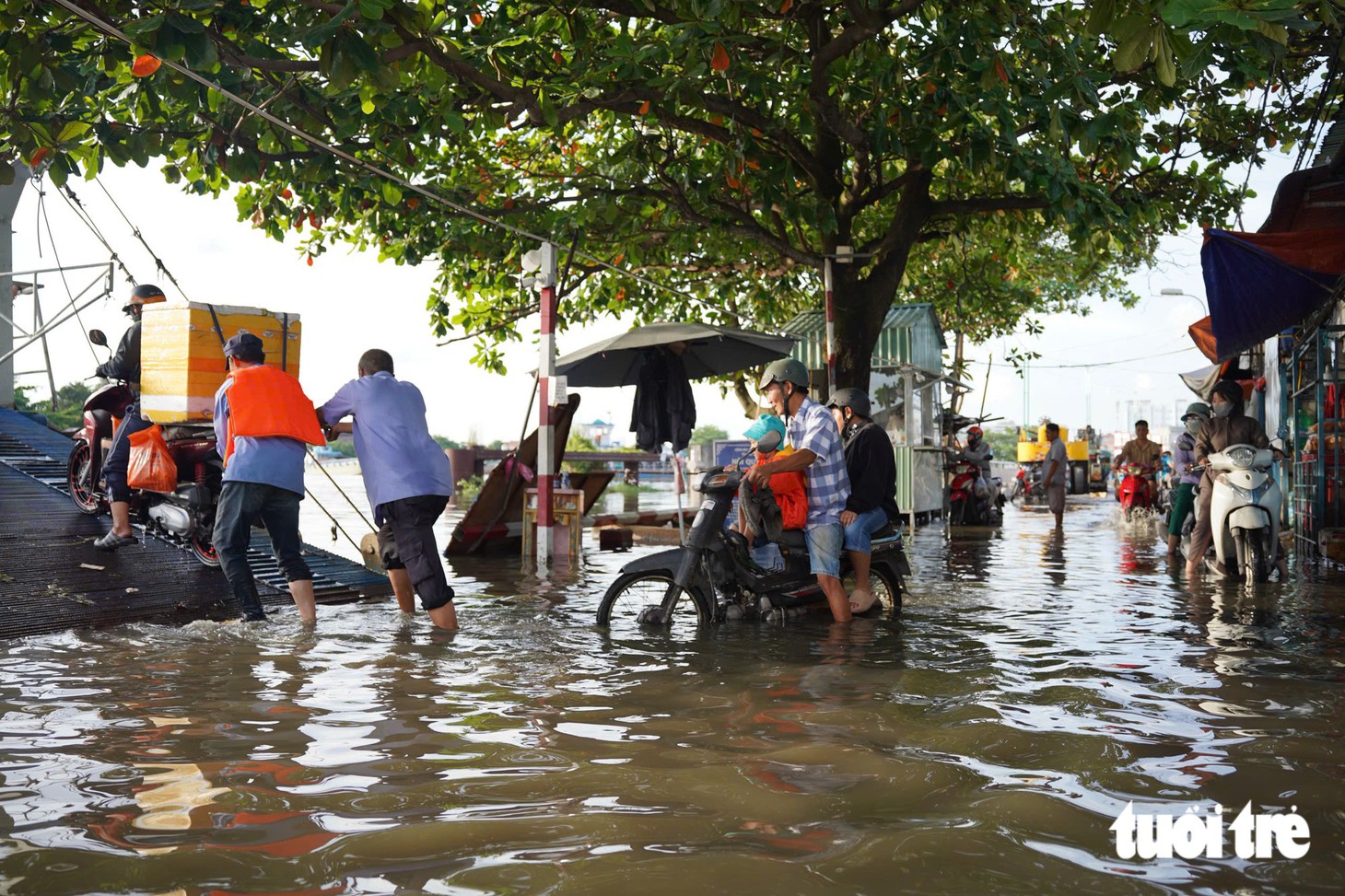 TP.HCM ngập trong ngày triều cường lên tới 1,71m ở trạm Nhà Bè - Ảnh 7.