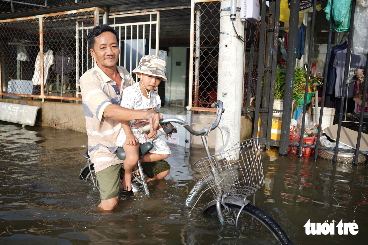 TP.HCM ngập trong ngày triều cường lên tới 1,71m ở trạm Nhà Bè - Ảnh 8.