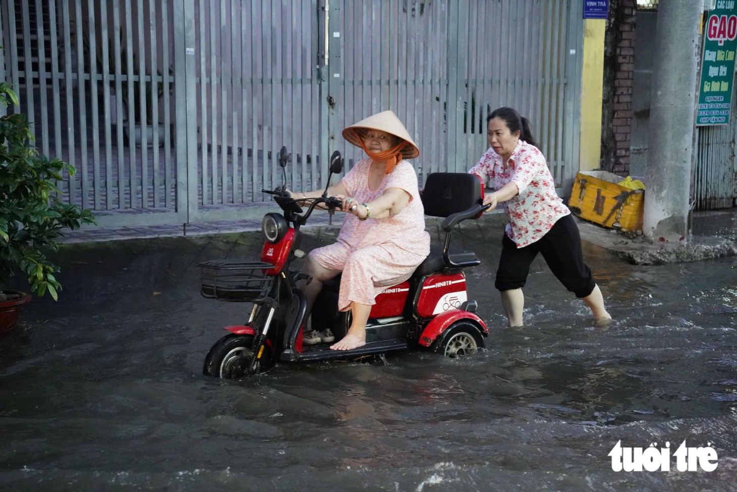 TP.HCM ngập trong ngày triều cường lên tới 1,71m ở trạm Nhà Bè - Ảnh 12.