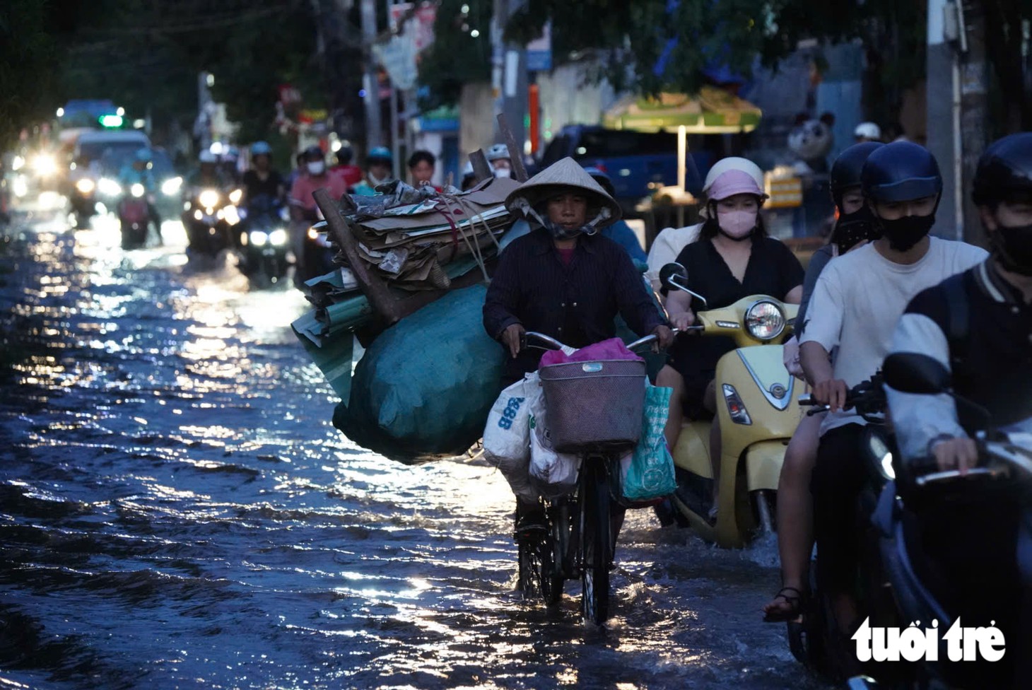 TP.HCM ngập trong ngày triều cường lên tới 1,71m ở trạm Nhà Bè - Ảnh 13.