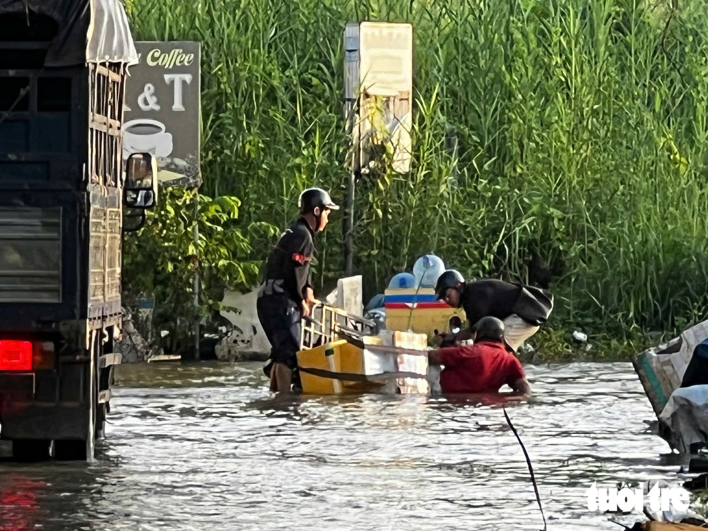 Triều cường đạt đỉnh sáng cuối tuần, - Ảnh 19.