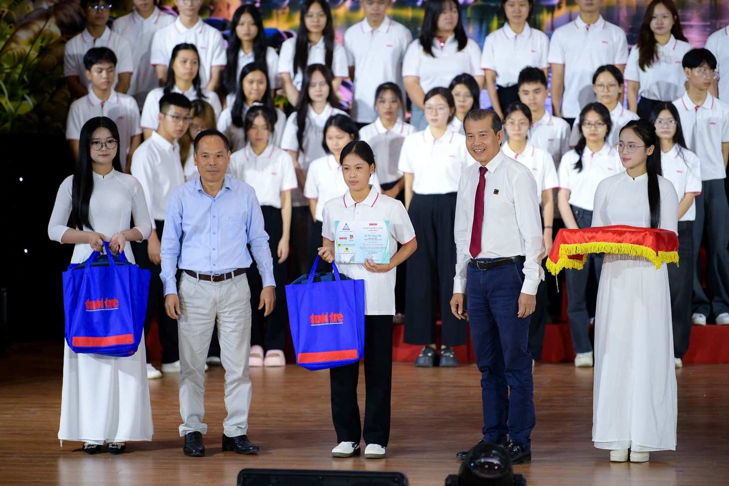 Tặng 50 triệu đồng cho nữ SV Hàng hải: 'Quá khứ toàn niềm đau và mặc cảm, nhưng tôi không khóc' - Ảnh 35.