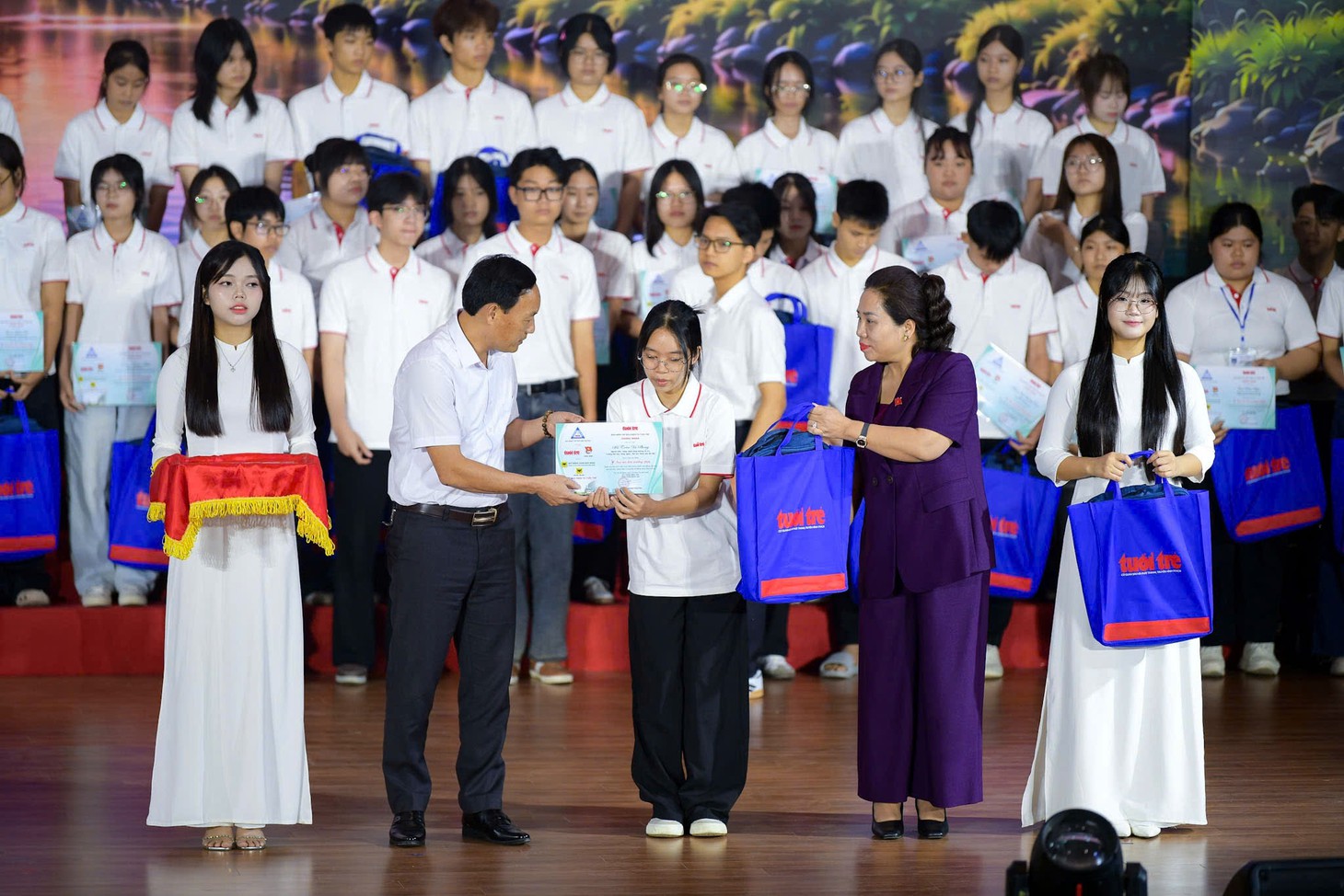 Tặng 50 triệu đồng cho nữ SV Hàng hải: 'Quá khứ toàn niềm đau và mặc cảm, nhưng tôi không khóc' - Ảnh 33.