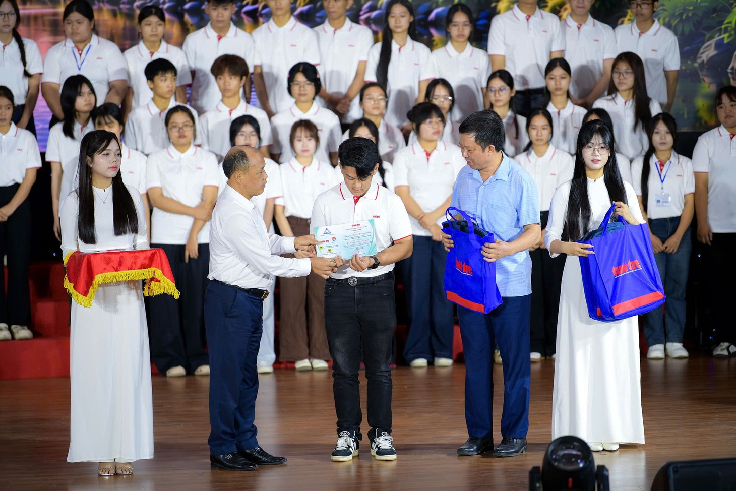 Tặng 50 triệu đồng cho nữ SV Hàng hải: 'Quá khứ toàn niềm đau và mặc cảm, nhưng tôi không khóc' - Ảnh 29.