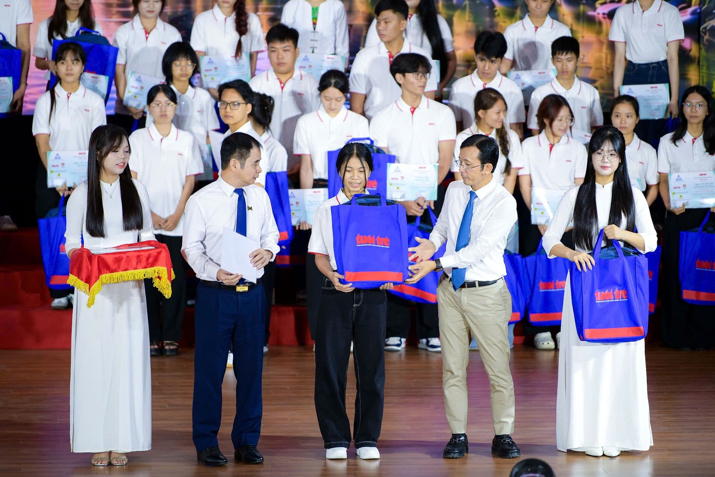 Tặng 50 triệu đồng cho nữ SV Hàng hải: 'Quá khứ toàn niềm đau và mặc cảm, nhưng tôi không khóc' - Ảnh 24.