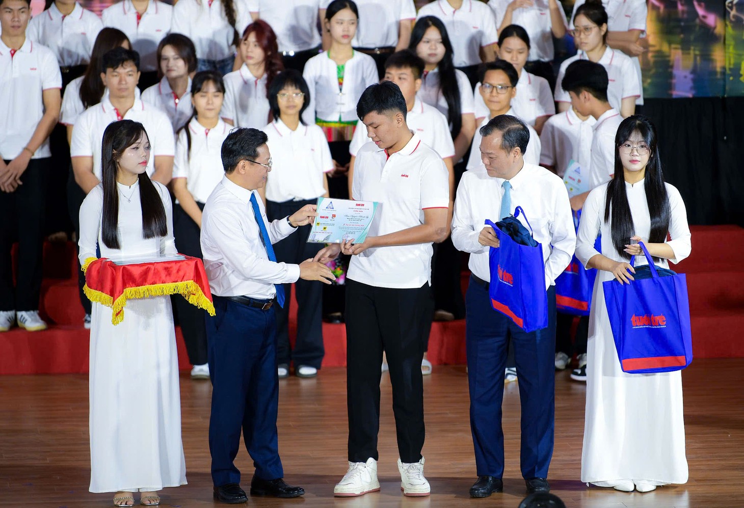 Tặng 50 triệu đồng cho nữ SV Hàng hải: 'Quá khứ toàn niềm đau và mặc cảm, nhưng tôi không khóc' - Ảnh 23.