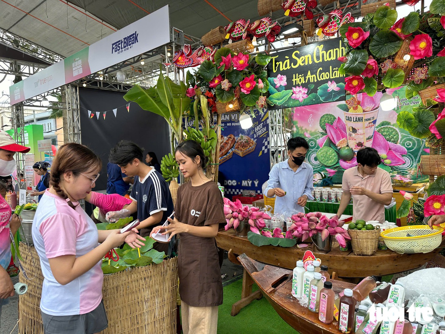 Hàng nghìn chân chạy trên Đất sen hồng góp phần bảo tồn sếu đầu đỏ - Ảnh 6.