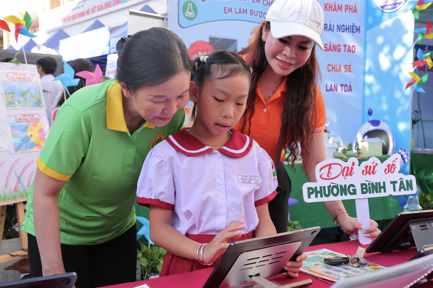 Bình Chánh, Bình Tân đẩy mạnh chuyển đổi số, lấy hiệu quả phục vụ làm thước đo - Ảnh 11.